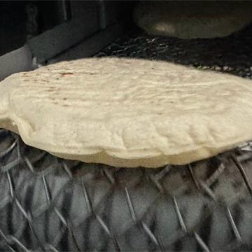 Tortilla saliendo de la máquina
